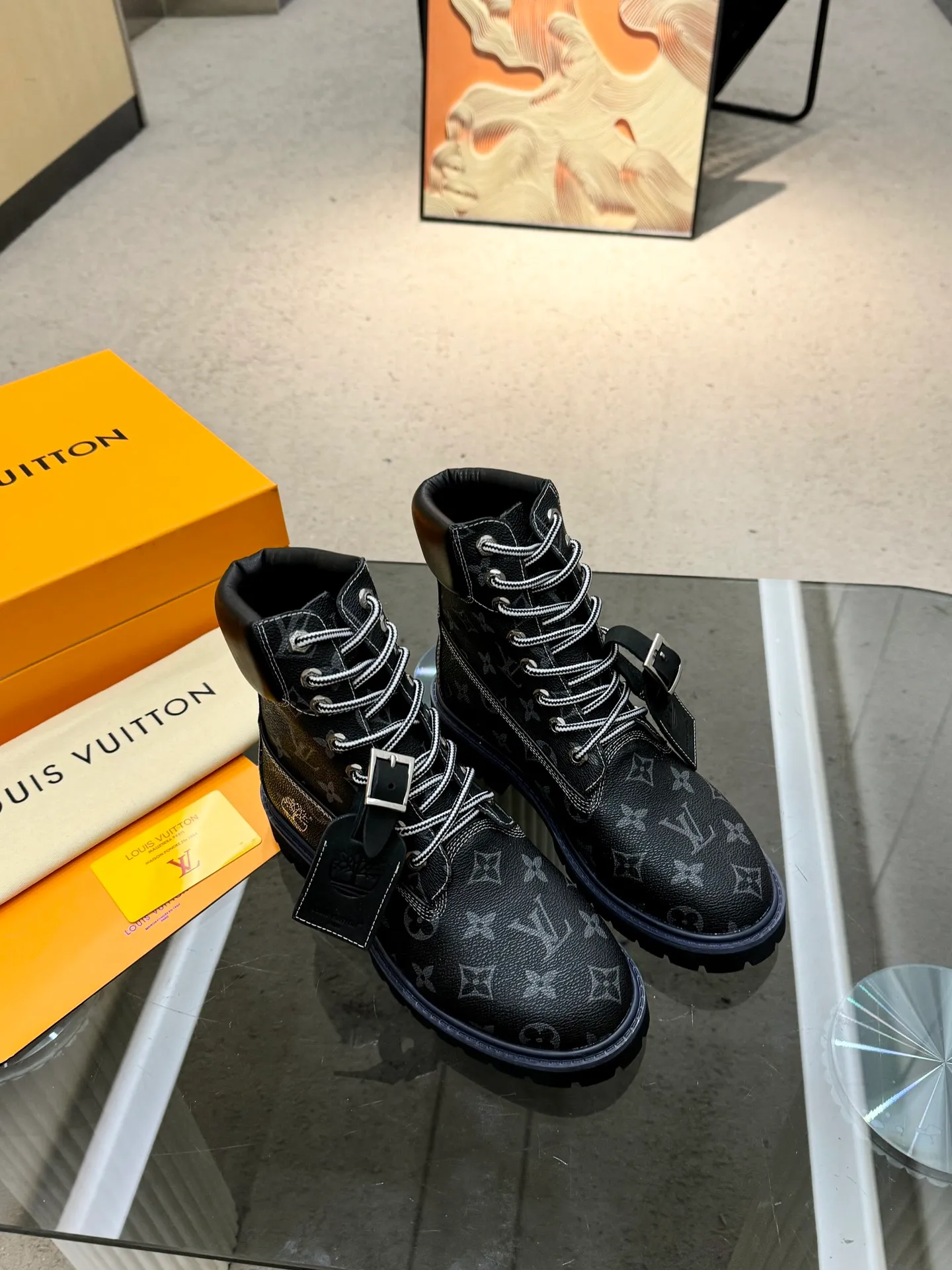 👟👟Ex-factory price 560👟👟 Men's size +20 Top version: 🏆Louis Vuitton x Timberland co-branded Via Instagram Lv ²⁰²4𝐬𝐬 Early autumn Timberland rhubarb boots worn by many stars 💯Multiple sets of outfits, autumn and winter limited edition👊 It is very difficult to buy at counters. This will be the first explosive version to detonate early autumn. It is worthy of having a unique fashion trend leading style. It is highly recommended to buy. Fabric: first layer nubuck leather. Lining: cowhide lining. Outsole: two-color rubber (sole thickness 5cm). Size: Female 35-41 (41 customized) Male 39-45 (45 customized)